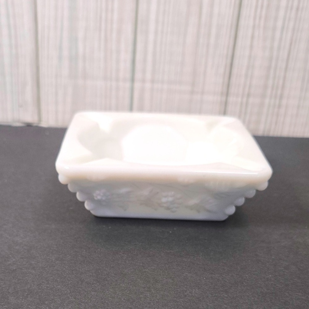 Vintage Westmoreland White Milk Glass Ashtray Grape Leaf Design 4x4‎ Square